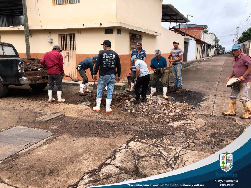 Continúan labores de limpieza tras reposición de pavimentos