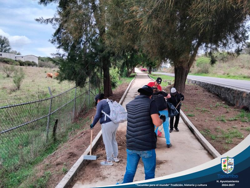 Brigada de Salud realiza limpieza en andador y cunetas del libramiento.